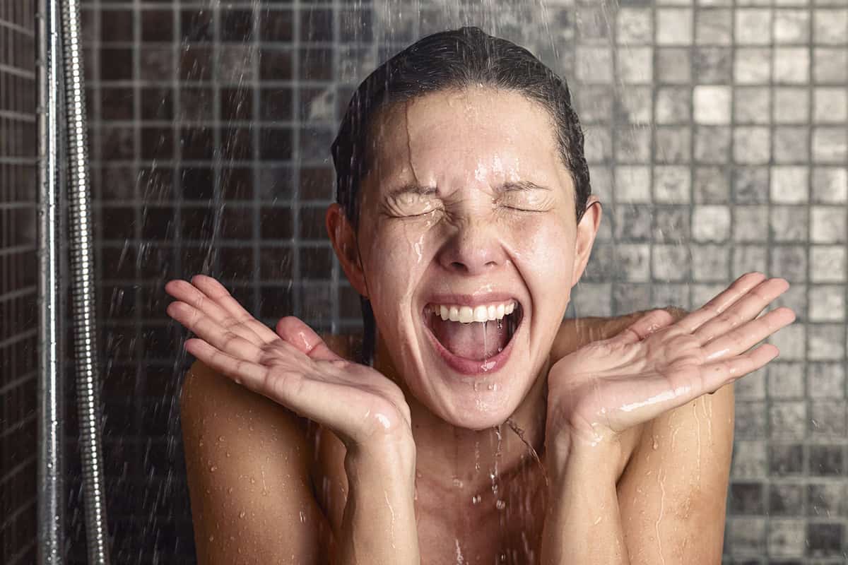 En tu ducha diaria haz una rutina alterna entre el agua muy fría y muy caliente y comienza tu día con toda la energía